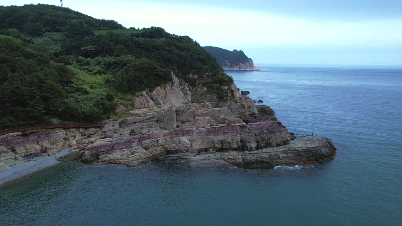 韩国庆尚南道巨济市，大海周围的道路和村庄风景视频素材