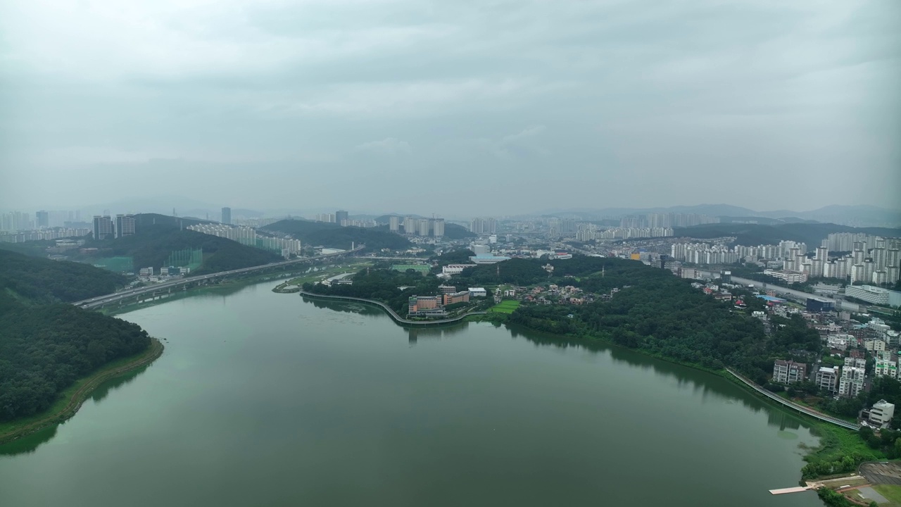 韩国京畿道龙仁市，Giheunghosu湖周围的城市景观视频素材