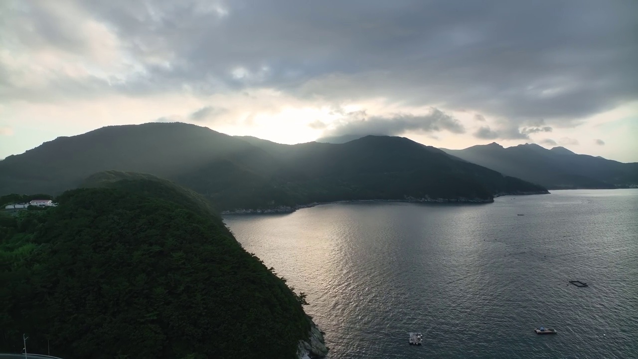 韩国庆尚南道巨济市盖罗山附近的村庄和沿海公路的风景视频素材