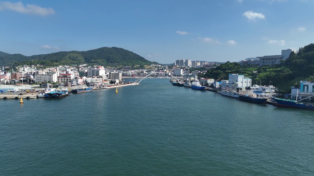 韩国庆尚南道东英寺(Tongyeong-si)附近的村庄风景视频素材