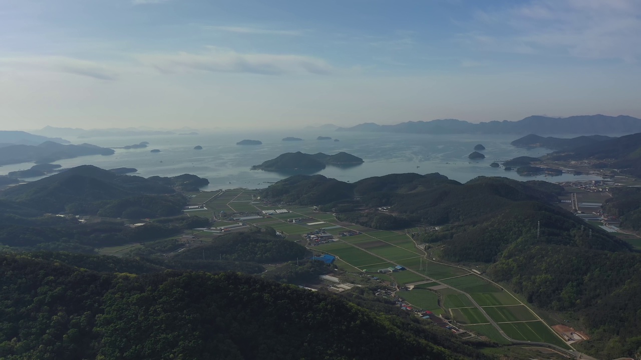 韩国庆尚南道高城郡(Goseong-gun)村庄周围的海景视频素材