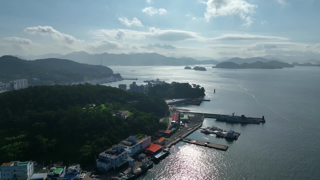 韩国庆尚南道东英寺(Tongyeong-si)附近的村庄风景视频素材