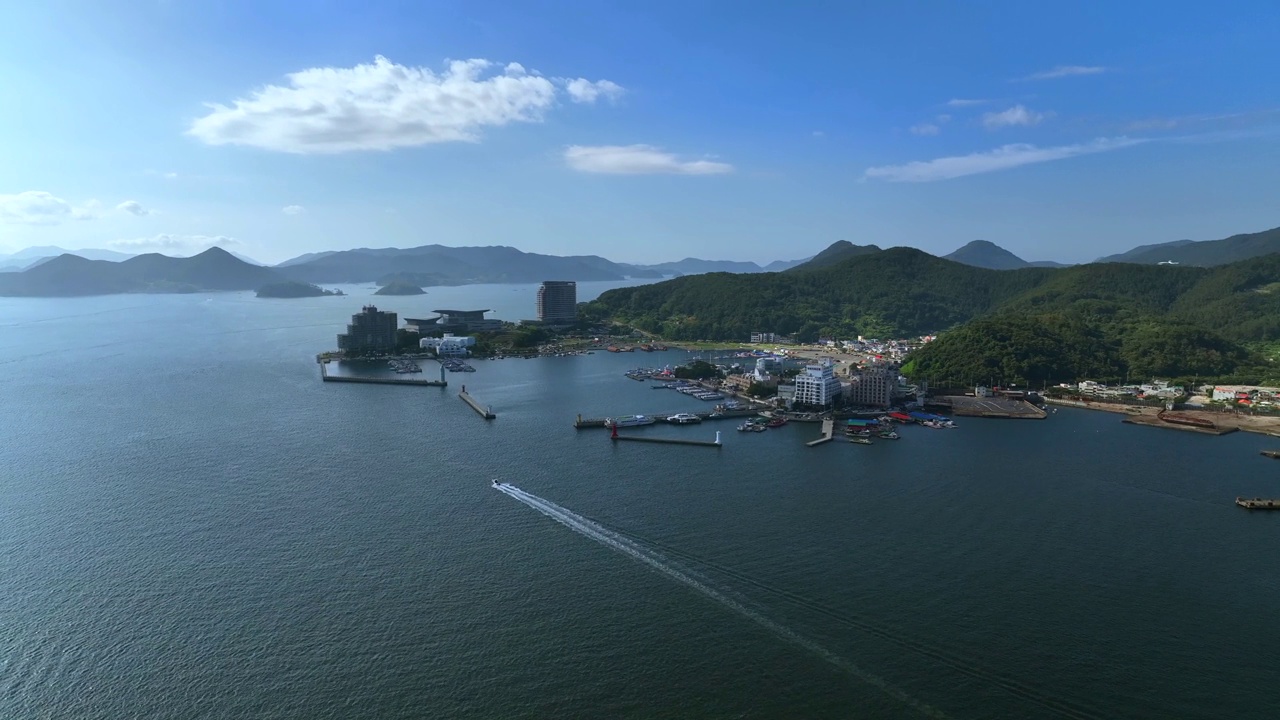 韩国庆尚南道东英寺(Tongyeong-si)附近的村庄风景视频素材