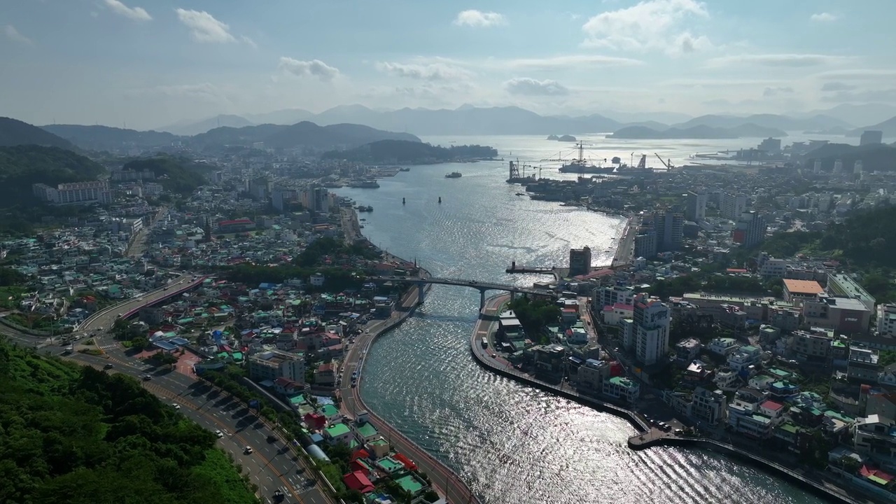 忠武桥、大海、造船厂和沿海公路周围的村庄风景/韩国庆尚南道Tongyeong-si视频素材