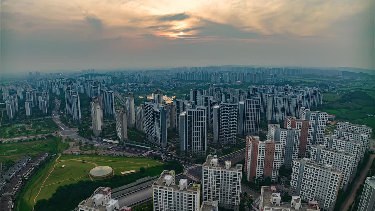 韩国京畿道平泽市，龙竹公园，Paedari-josuji和公寓大楼的日落城市景观视频素材