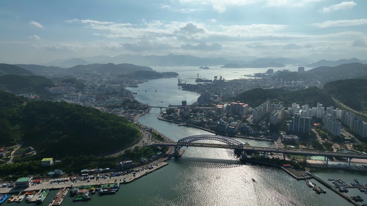 韩国庆尚南道统营市统营大桥附近的村庄风景视频素材