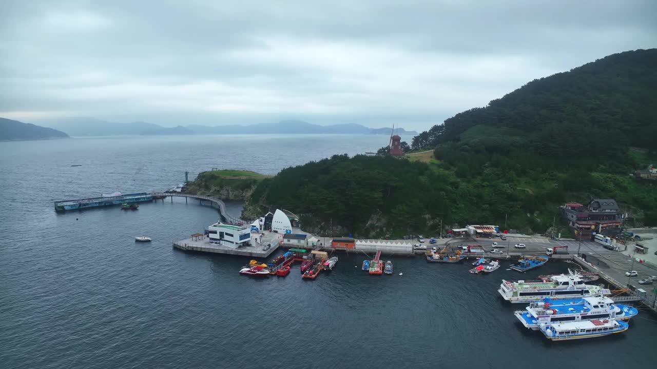 韩国庆尚南道巨济市Windy Hill的海景视频素材