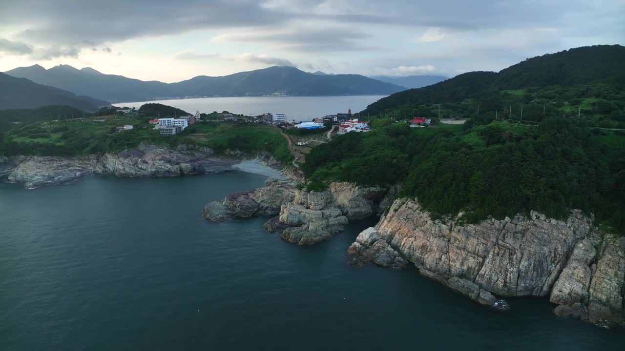 韩国庆尚南道巨济市，大海周围的道路和村庄风景视频素材