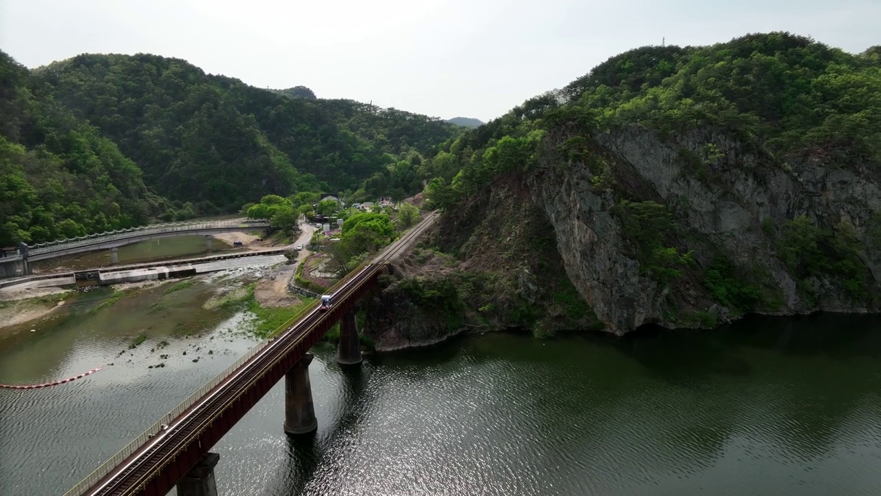 韩国江原道原州市，小金山，西江河和轨道自行车视频素材