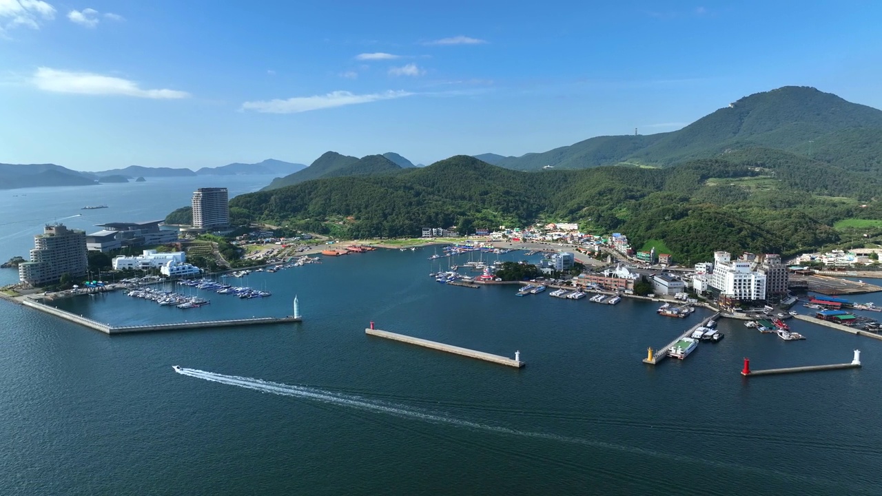 韩国庆尚南道东英寺(Tongyeong-si)附近的村庄风景视频素材