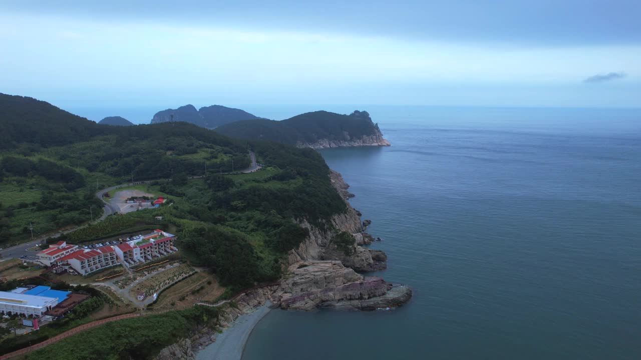 韩国庆尚南道巨济市，大海周围的道路和村庄风景视频素材