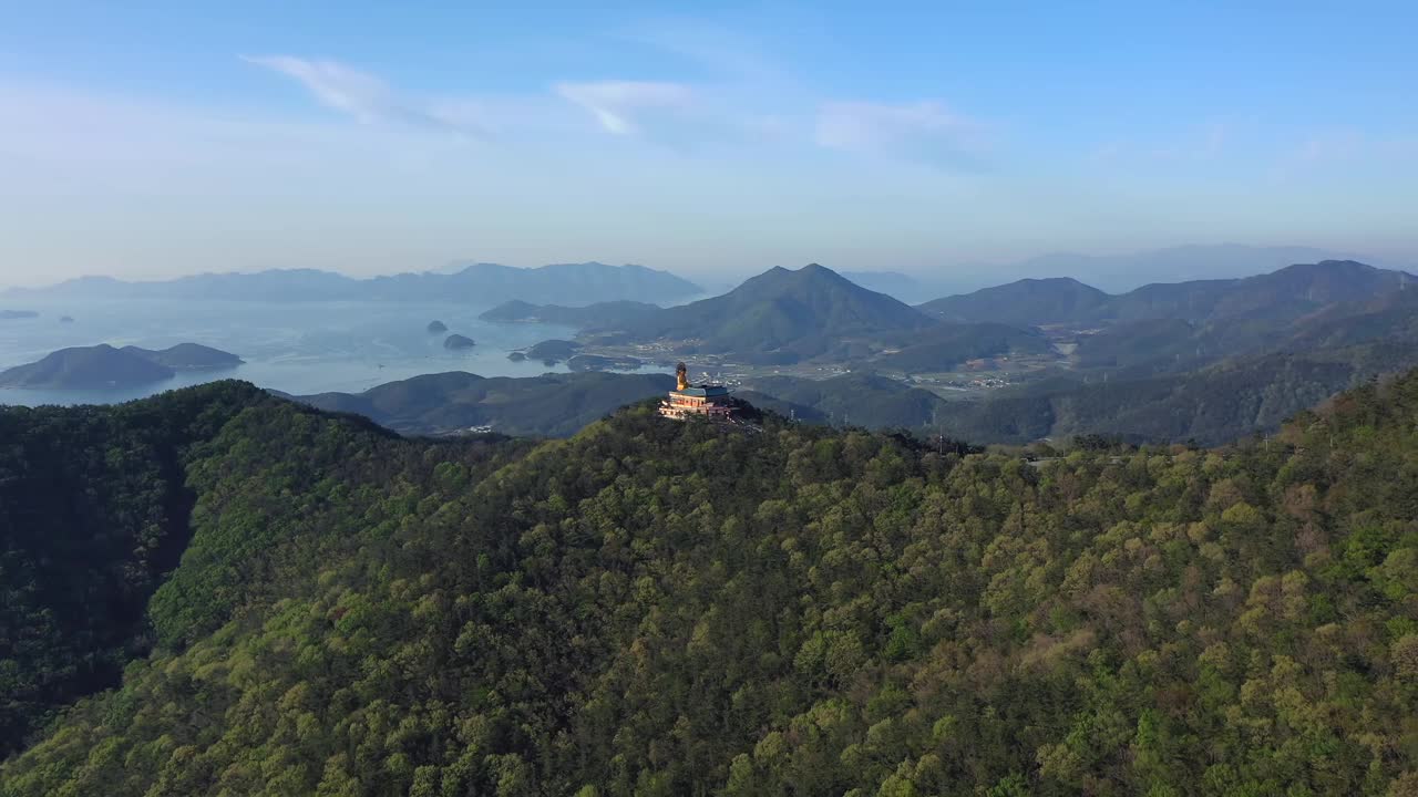 韩国庆尚南道高城郡，Bohyeonam Hermitage和Yaksajeon Hall周围的海景视频素材