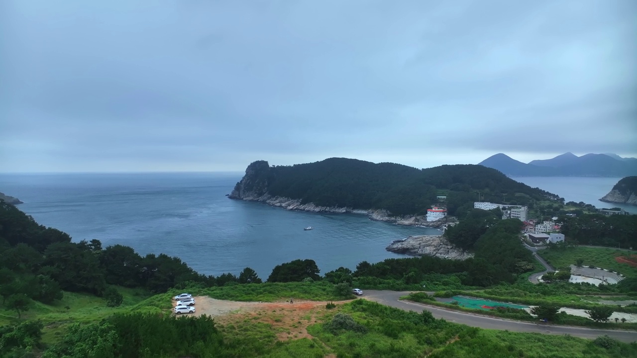 韩国庆尚南道巨济市，海边和宇济峰周围的村庄风景视频素材