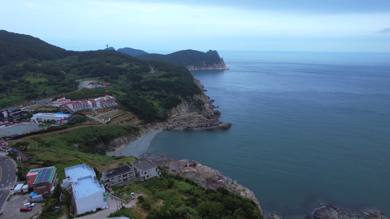 韩国庆尚南道巨济市，大海周围的道路和村庄风景视频素材