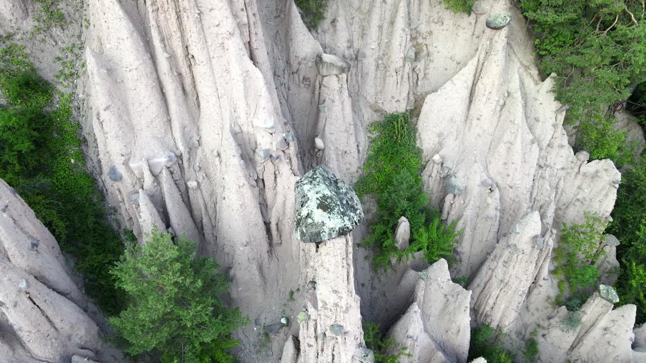 地球金字塔的鸟瞰图，一个天然纪念碑附近的博尔扎诺地区，白云石，意大利视频素材