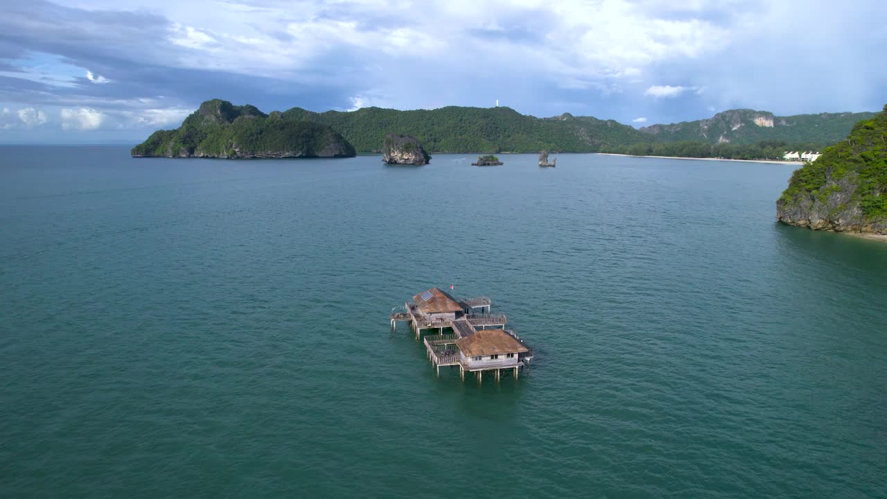 安达曼海的高跷房屋。马来西亚兰卡威岛的Tanjung Rhu海滩。空中轨道视频素材