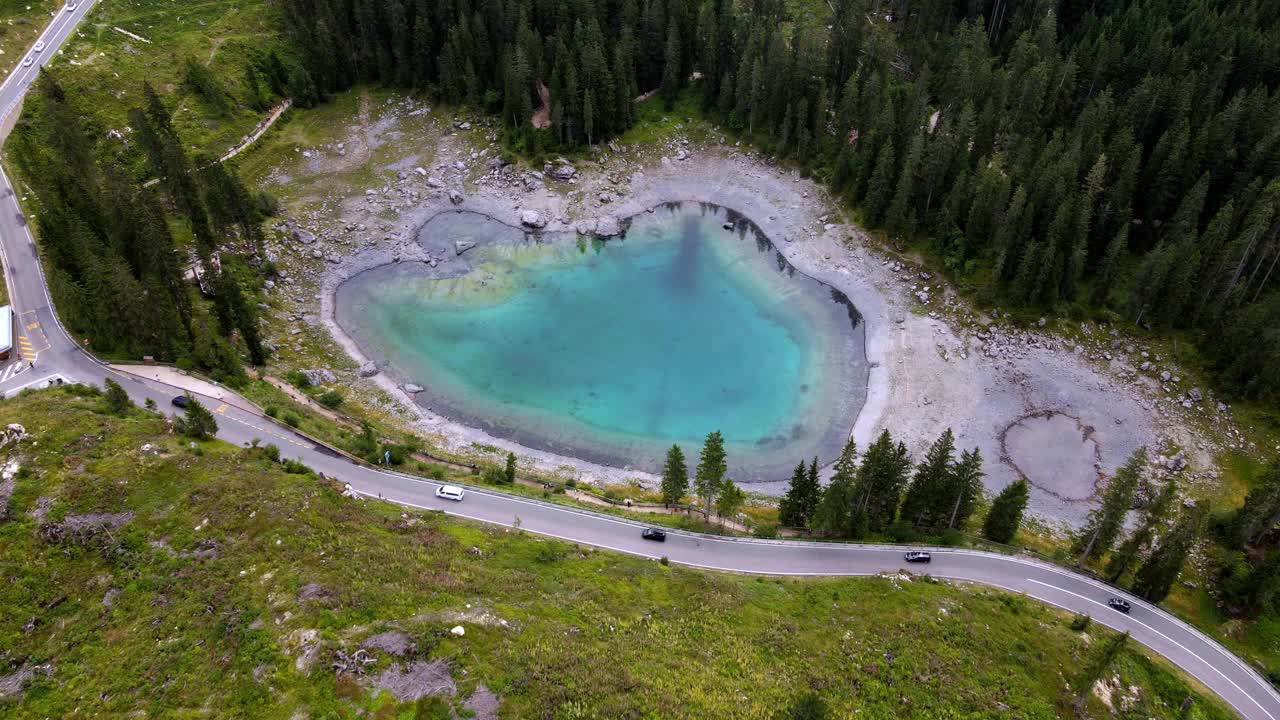 carezza湖的鸟瞰图，它是意大利Dolomites地区最美丽的湖泊之一视频素材