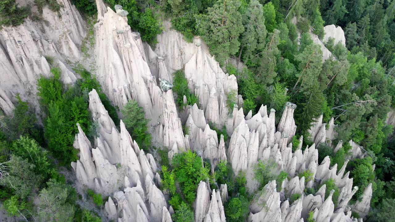 地球金字塔的鸟瞰图，一个天然纪念碑附近的博尔扎诺地区，白云石，意大利视频素材