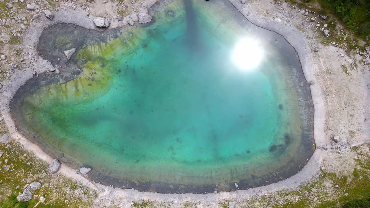 carezza湖的鸟瞰图，它是意大利Dolomites地区最美丽的湖泊之一视频素材