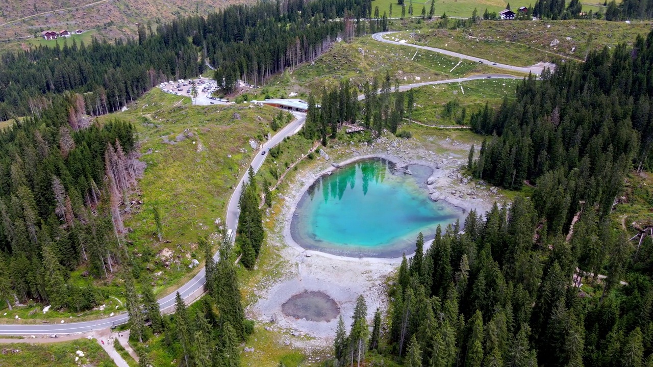 carezza湖的鸟瞰图，它是意大利Dolomites地区最美丽的湖泊之一视频素材