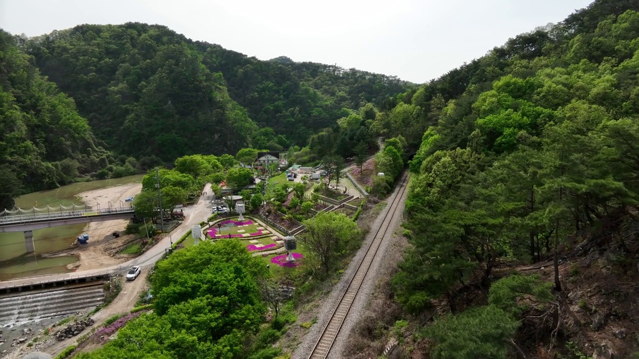 韩国江原道原州市，小金山，西江河和轨道自行车视频素材