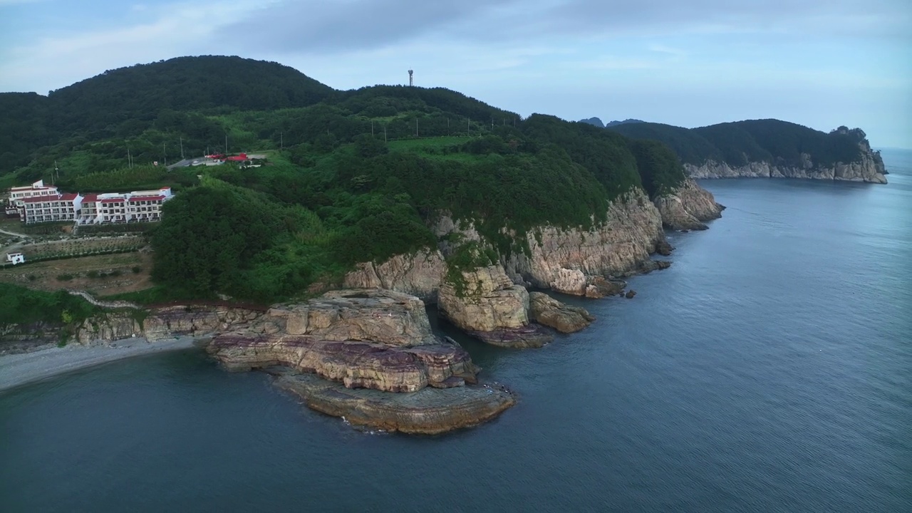 韩国庆尚南道巨济市，大海周围的道路和村庄风景视频素材