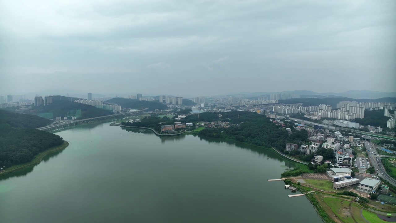 韩国京畿道龙仁市，Giheunghosu湖周围的城市景观视频素材