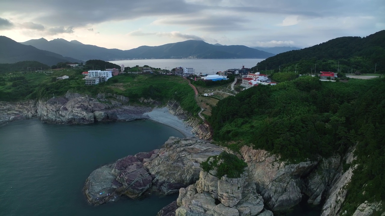 韩国庆尚南道巨济市，大海周围的道路和村庄风景视频素材