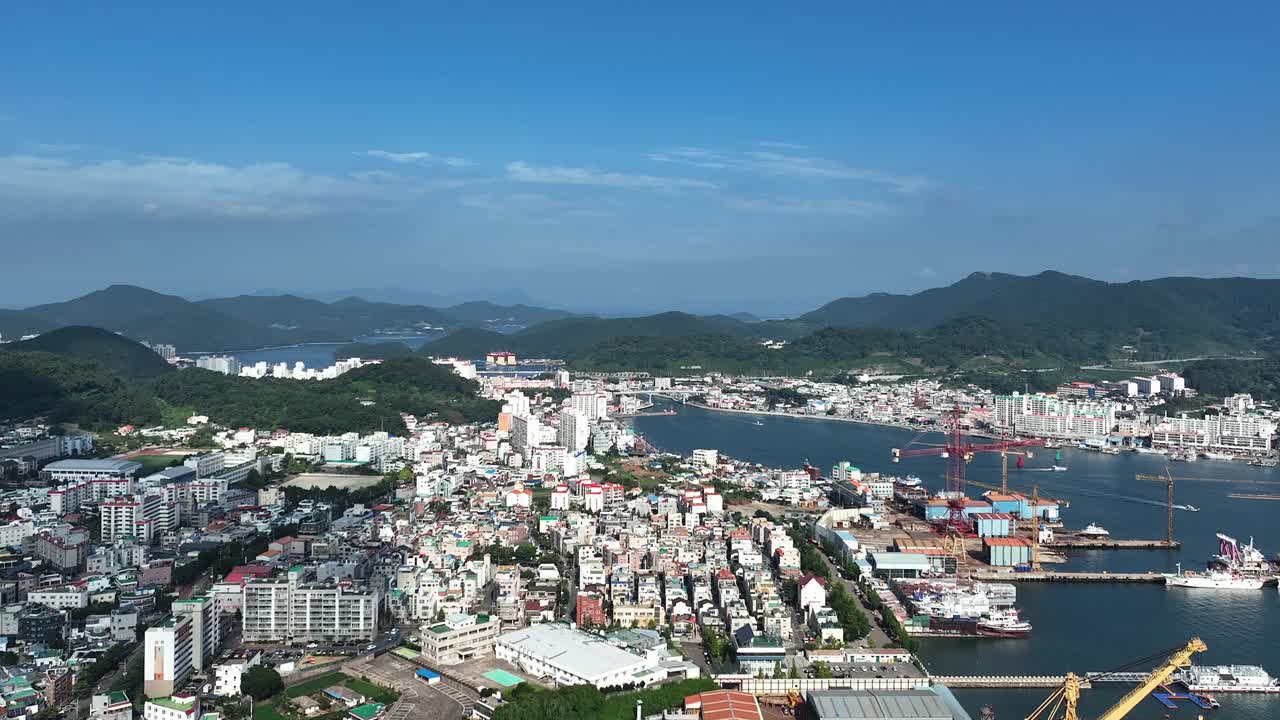 韩国庆尚南道东英寺(Tongyeong-si)附近的村庄风景视频素材