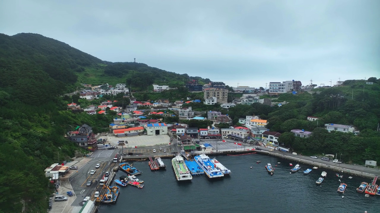 韩国庆尚南道巨济市，风山海景，道长浦村，道长港，游轮和大海视频素材