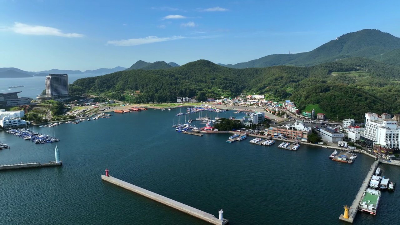 韩国庆尚南道东英寺(Tongyeong-si)附近的村庄风景视频素材