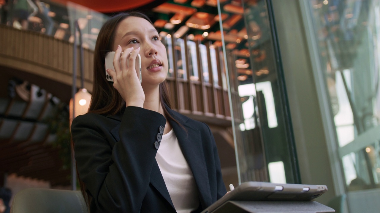 女商人打电话视频素材