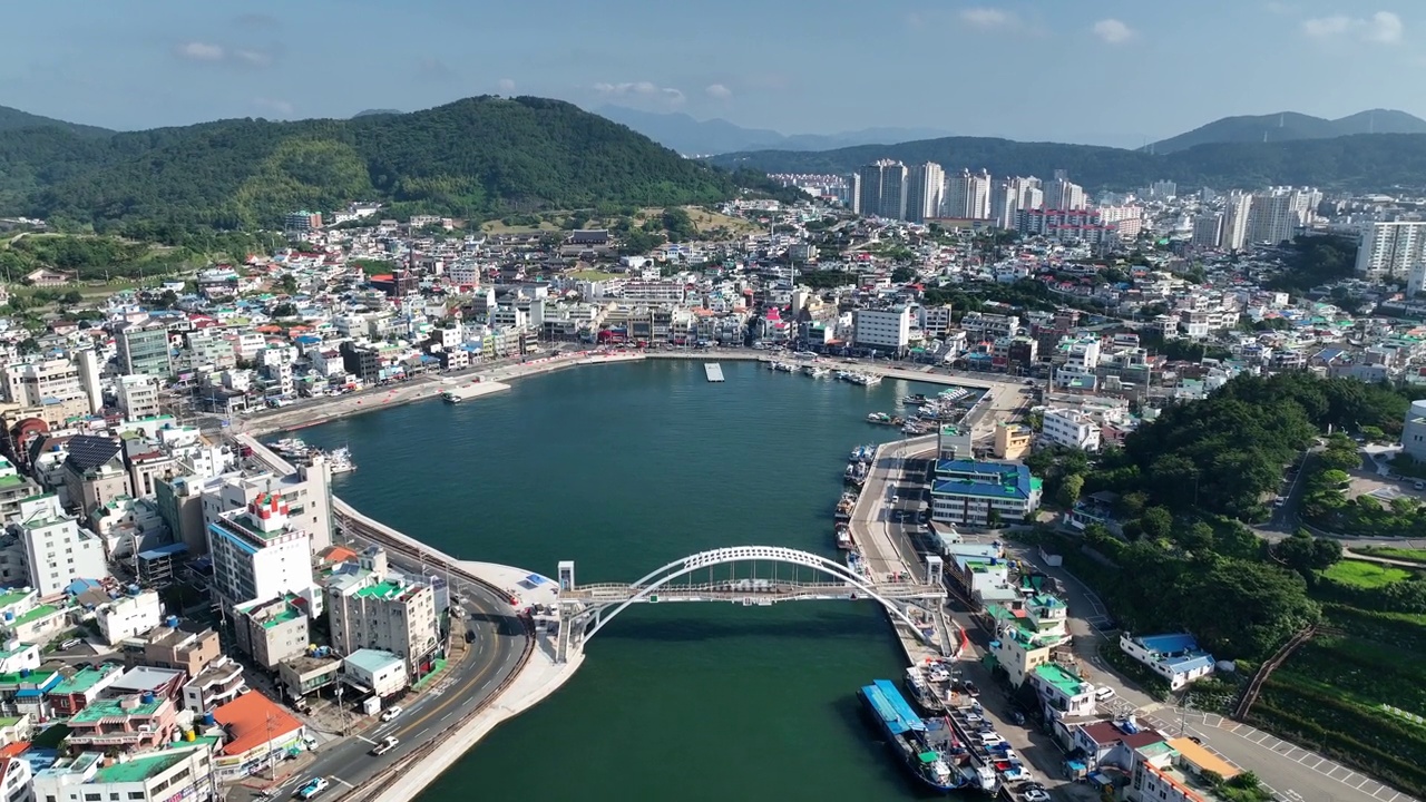 韩国庆尚南道东英寺(Tongyeong-si)附近的村庄风景视频素材