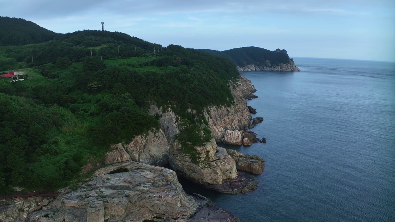 韩国庆尚南道巨济市，大海周围的道路和村庄风景视频素材