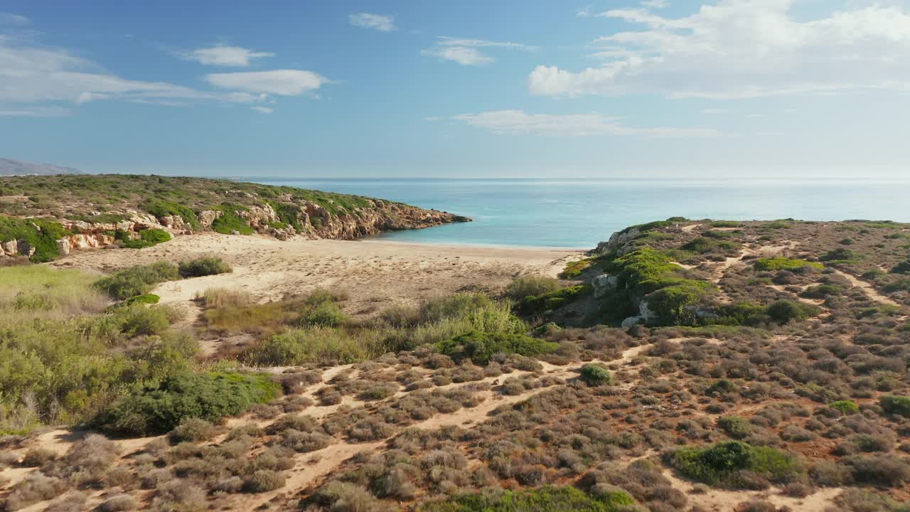 在意大利西西里岛诺托的夏天，从海岬飞到卡拉莫希海滩(Spiaggia di Calamosche)。-空中进场视频素材