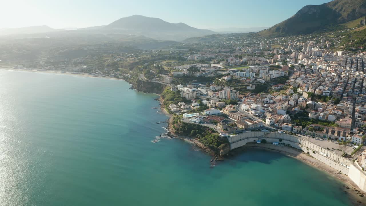 意大利西西里岛特拉帕尼的海滨小镇Castellammare del Golfo拥有平静的蓝色大海。——空中视频素材