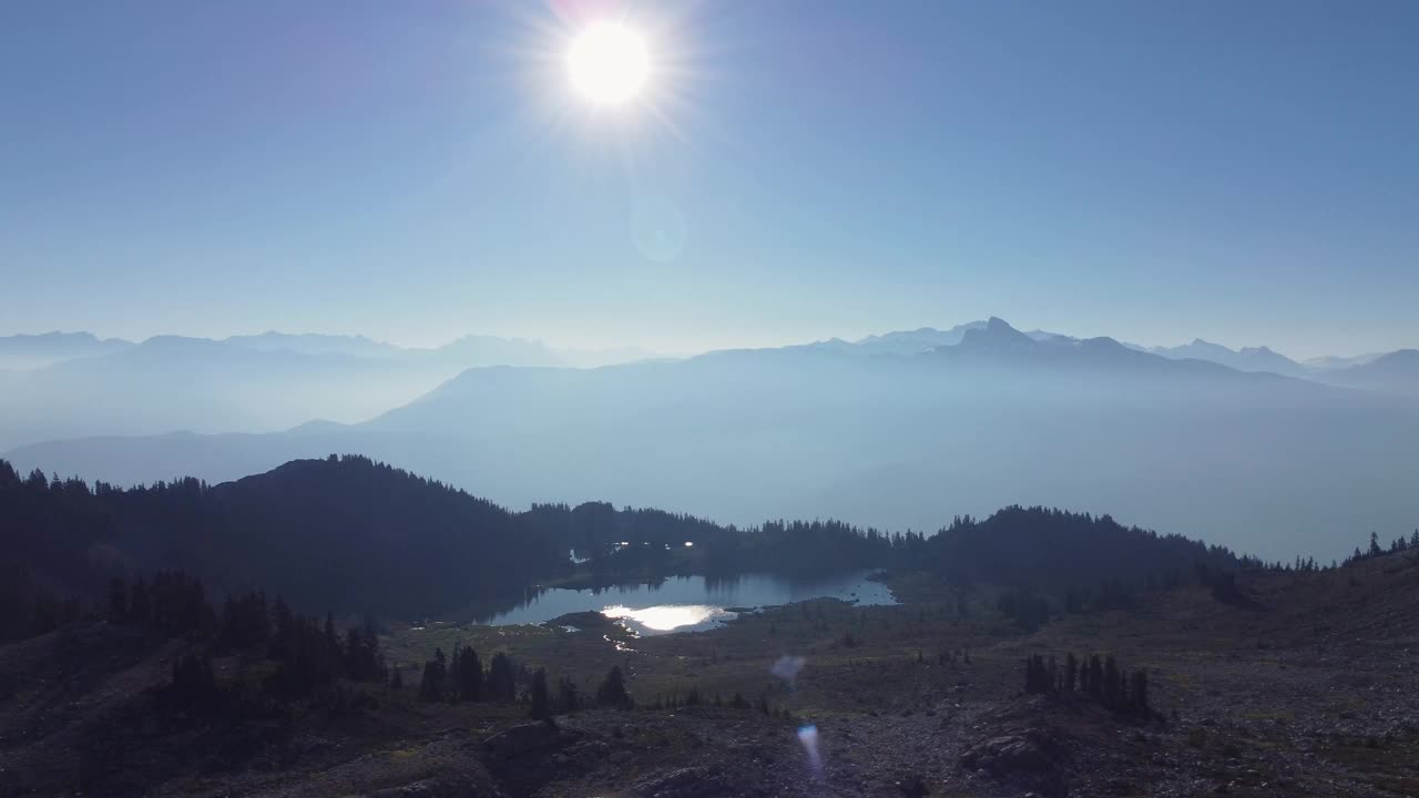 在加拿大布鲁峰落基山景观的美丽平移鸟瞰图4K视频素材