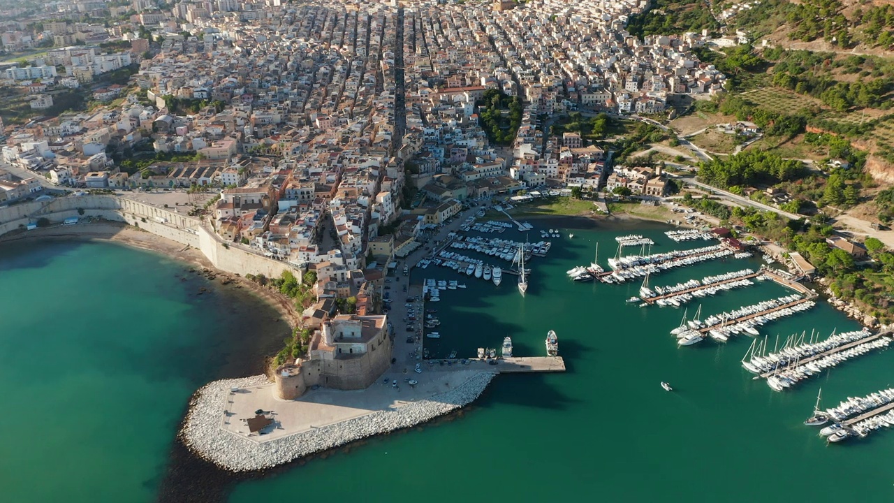 帆船和游艇停泊在Castellammare del Golfo在特拉帕尼，西西里岛，意大利。——空中视频素材