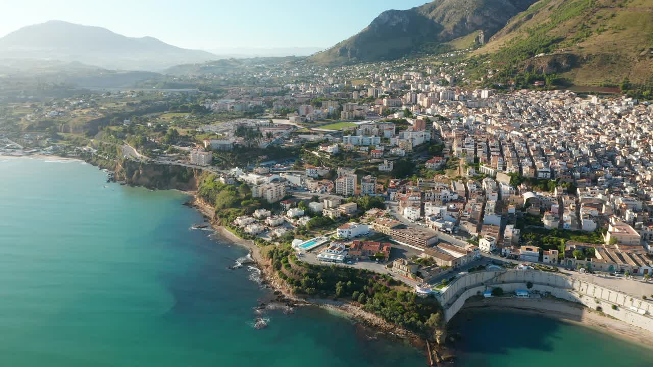 酒店和度假村在Castellammare del Golfo镇俯瞰蓝色的海在特拉帕尼，西西里岛，意大利。——空中视频素材