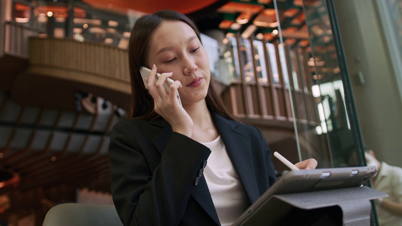 女商人打电话视频素材