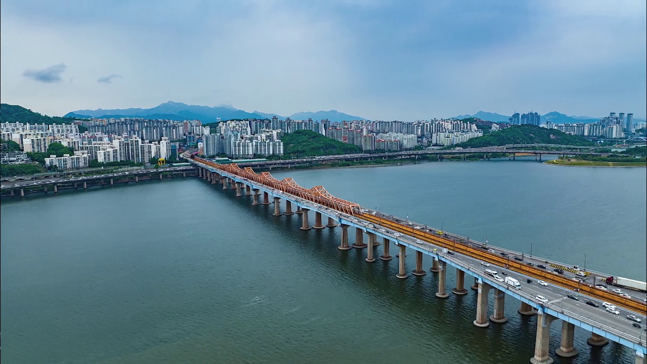 韩国首尔江南区，东河大桥和汉江周围的城市景观视频素材