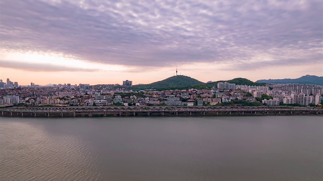 韩国首尔，汉南区/龙山区，南山首尔塔，江边高速公路和汉江周围的城市景观视频素材