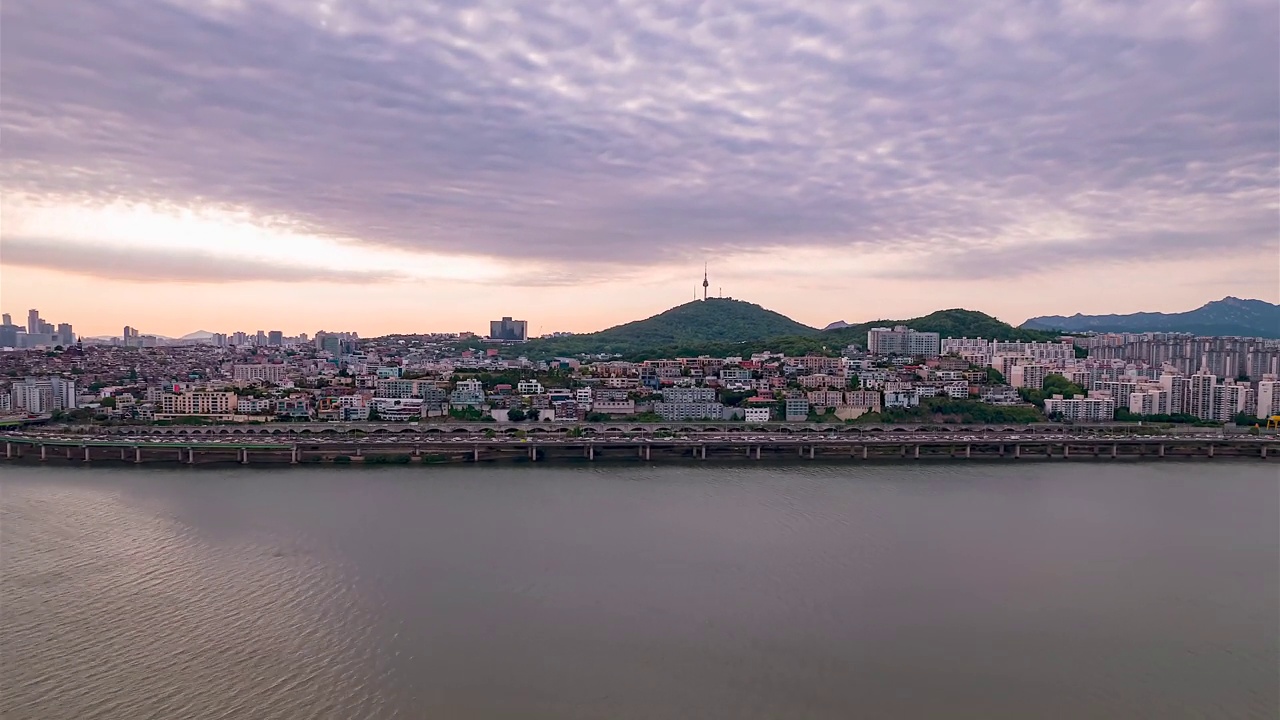 韩国首尔，汉南区/龙山区，南山首尔塔，江边高速公路和汉江周围的城市景观视频素材