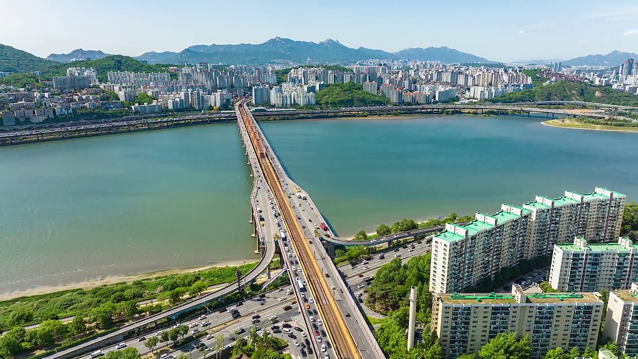 韩国首尔龙山区汉南区/江南区，东河大桥、奥林匹克桥、江边高速公路、南山首尔塔和汉江周围的城市景观视频素材