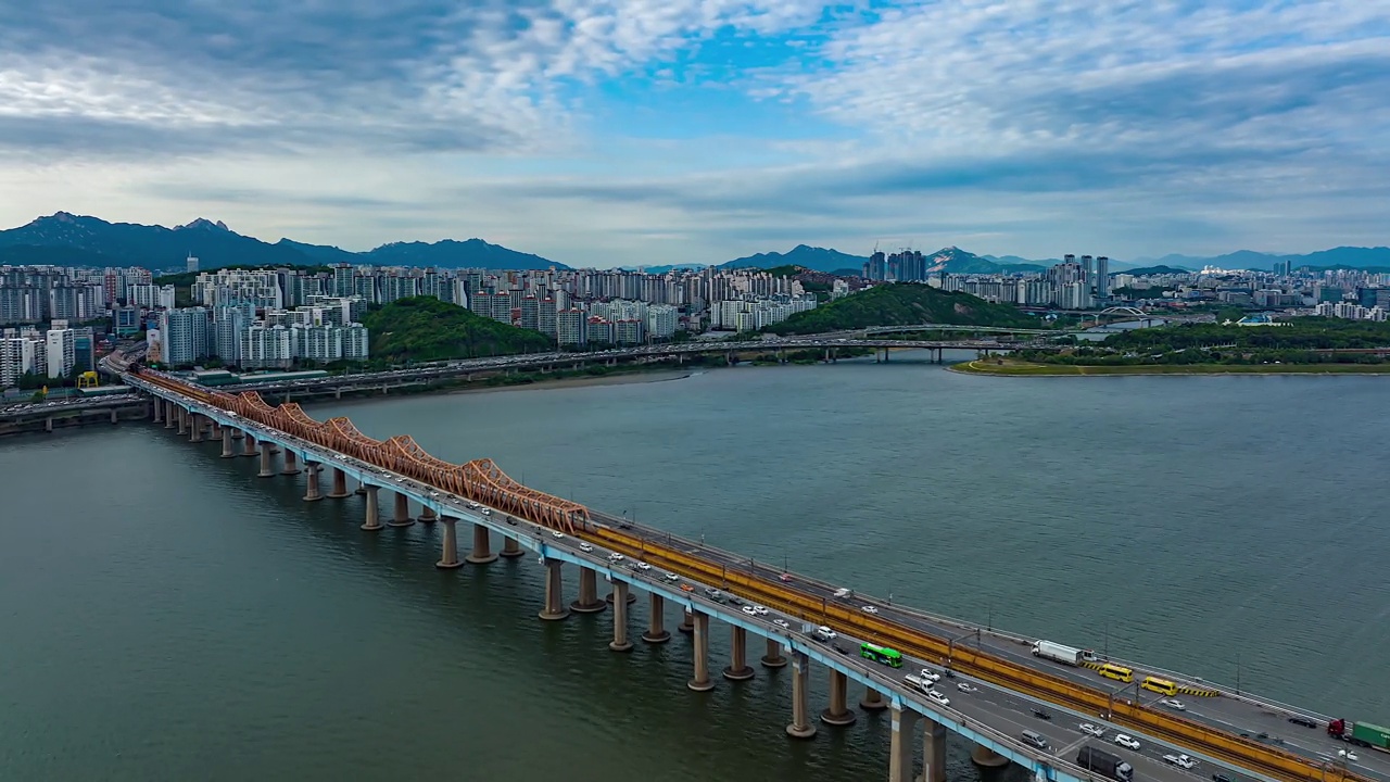 韩国首尔江南区，东河大桥和汉江周围的城市景观视频素材