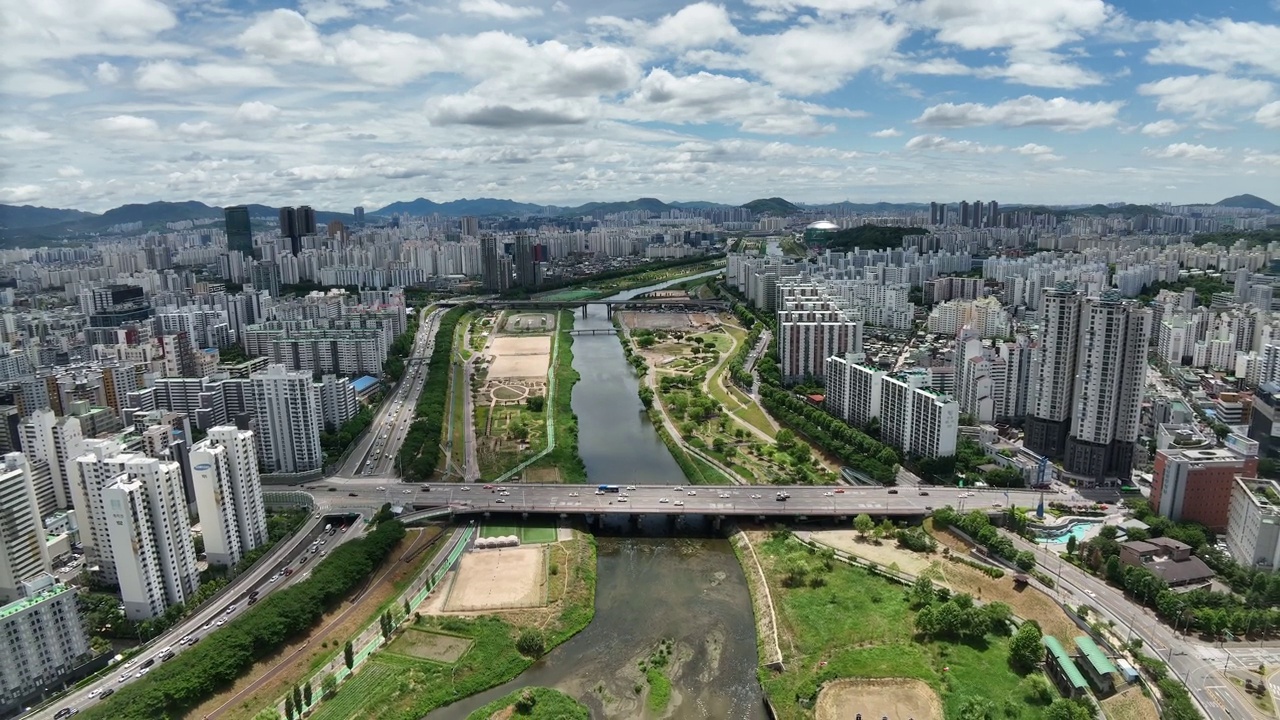 韩国首尔九老区阳川区安阳川公园和御木桥十字路口周围的城市景观视频素材