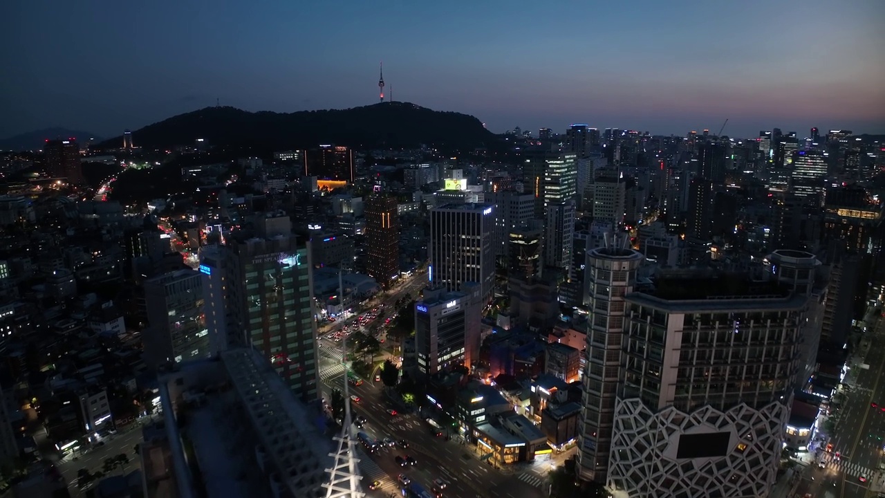 韩国首尔中区乙支路附近的南山首尔塔夜景视频素材