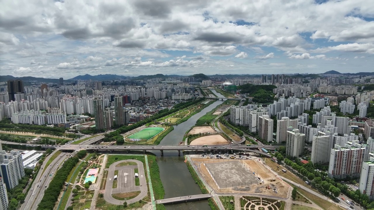 韩国首尔阳川区，新井桥和十字路口的安阳川溪公园周围的道路视图视频素材