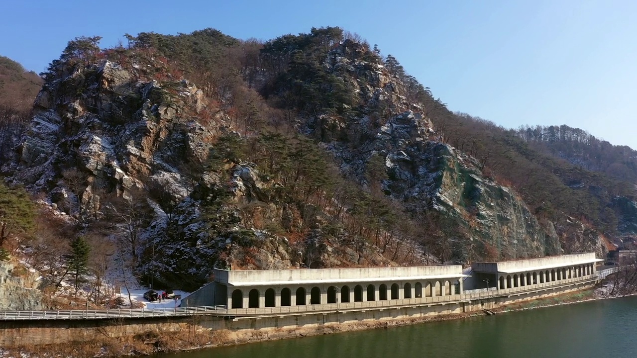 江原道春川市叶景春路和梦山的风景视频素材