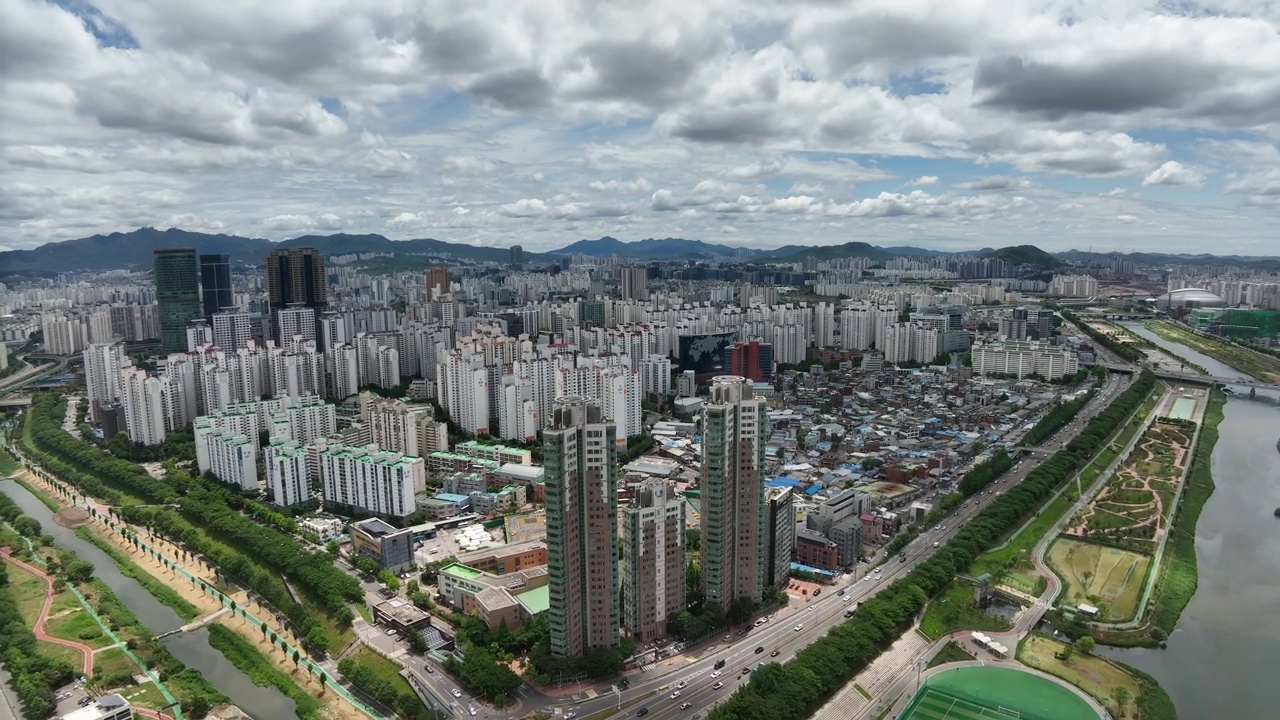 韩国首尔九老区阳川区安阳川公园十字路口附近的市区道路视图视频素材